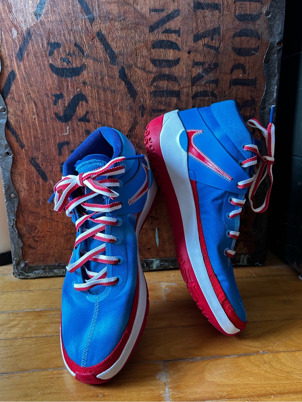 Superbe paire de souliers Nike KD 13 "New Jersey Nets Hardwood Classics"